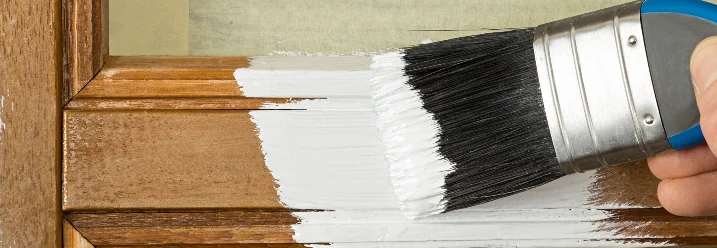 Pinsel streicht Holz weiß